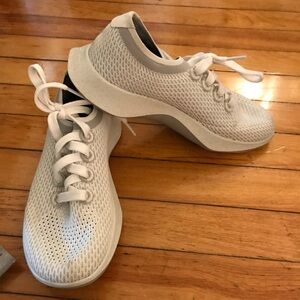 Allbirds women’s tree dasher egret with white sole.